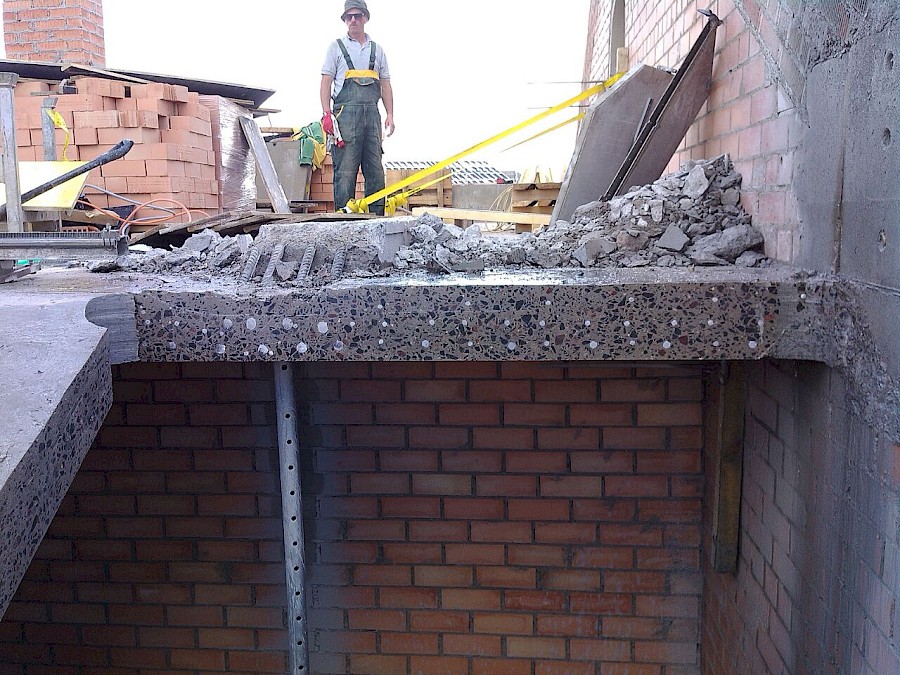 Алмазная резка в плите перекрытия под лестницу