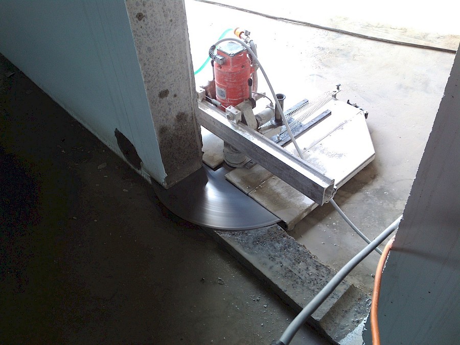 Резка кирпичных стен ручной стенорезной машиной