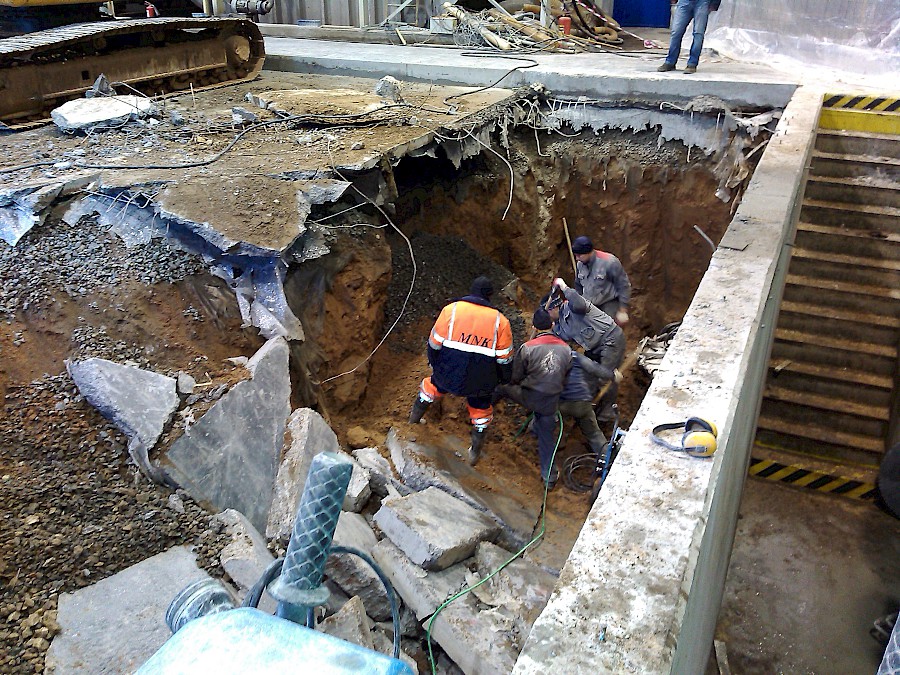 Демонтаж старого железобетонного канализационного коллектора 2