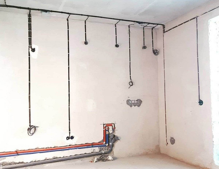 Штробление стен под проводку и монтаж розеток